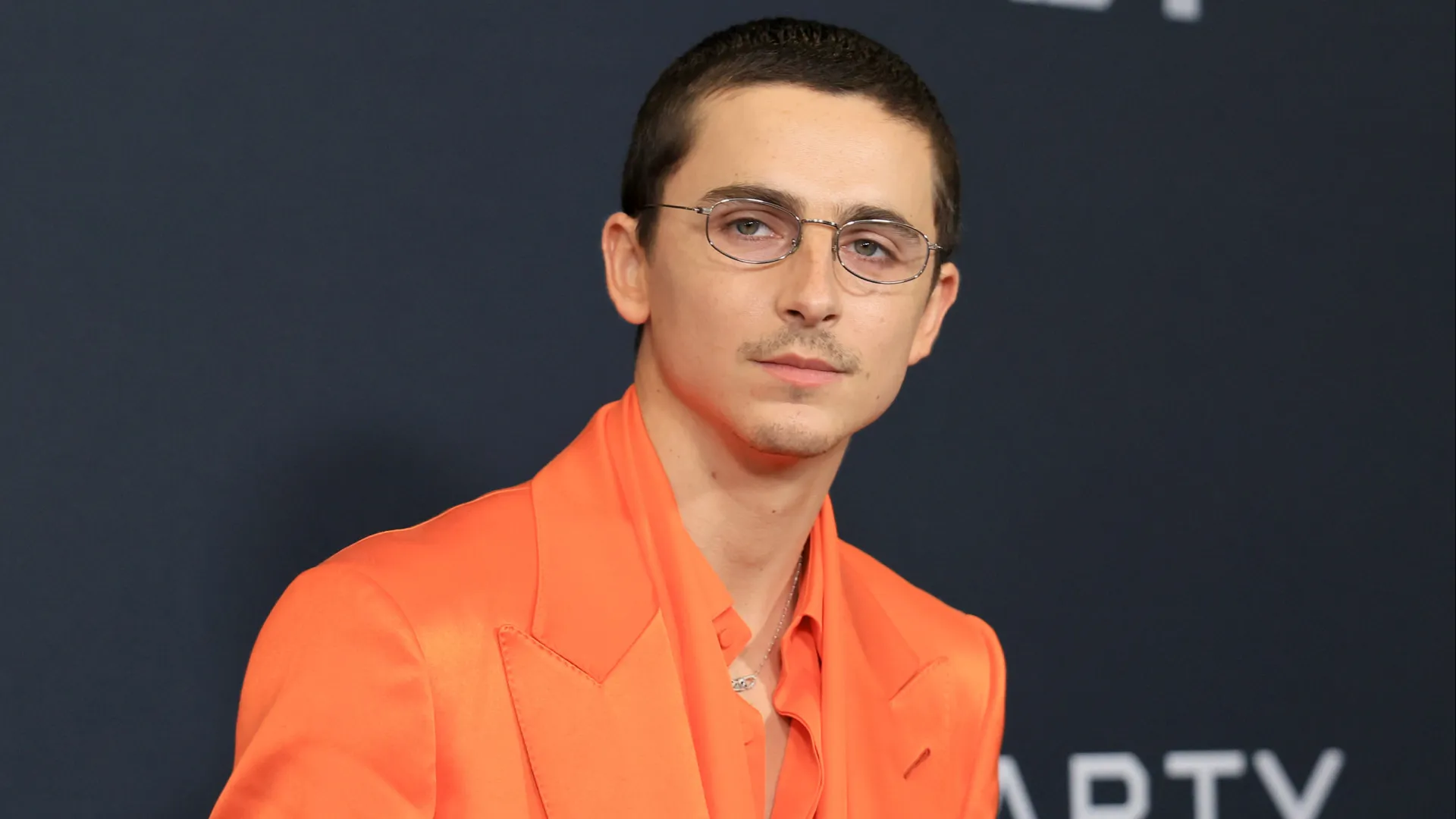 timothee-chalamet-sobe-a-maior-esfera-do-mundo-para-anunciar-estreia-de-filme