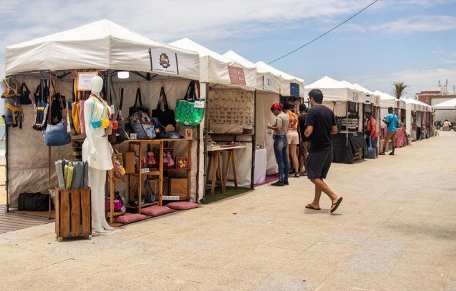 calcadao-vira-vitrine-de-talentos-e-presentes-na-praia-dos-cavaleiros
