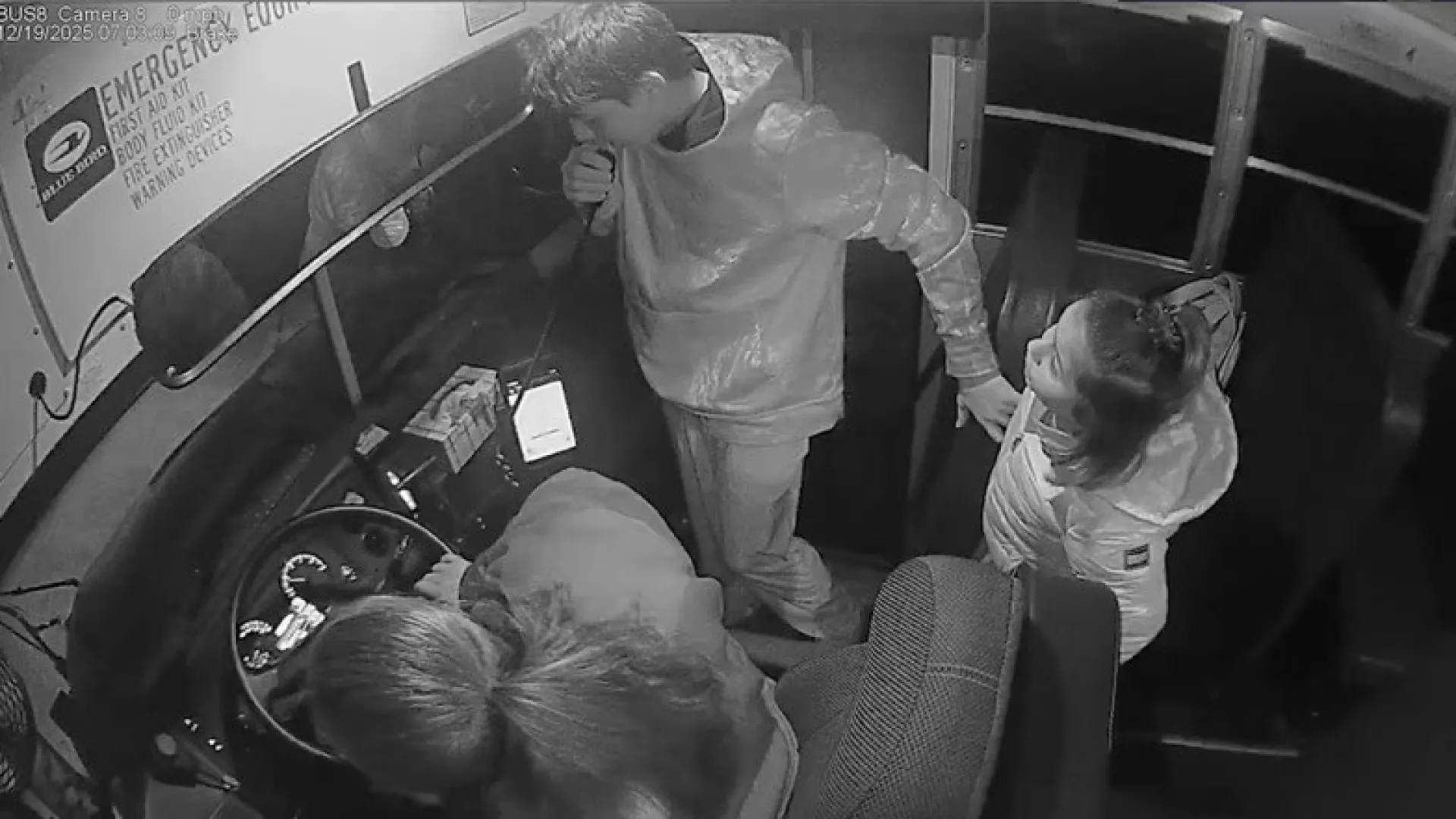“assustador”:-irmaos-ajudam-motorista-escolar-durante-emergencia-nos-eua