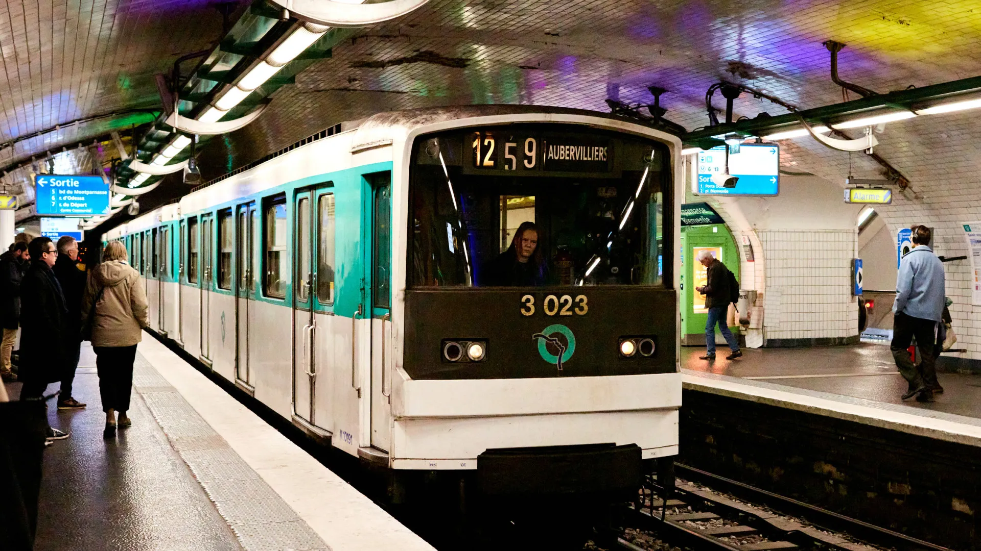 suspeito-de-ataque-a-faca-em-paris-e-internado-em-hospital-psiquiatrico