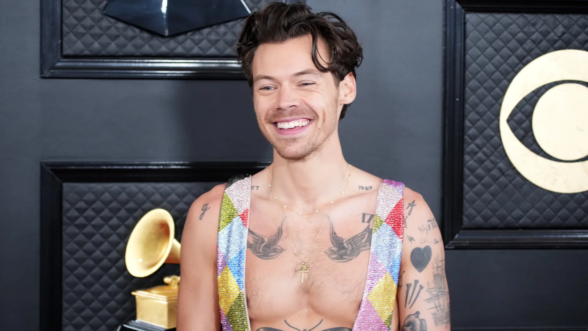 harry-styles-provoca-fas-com-gravacao-que-indica-album-a-caminho