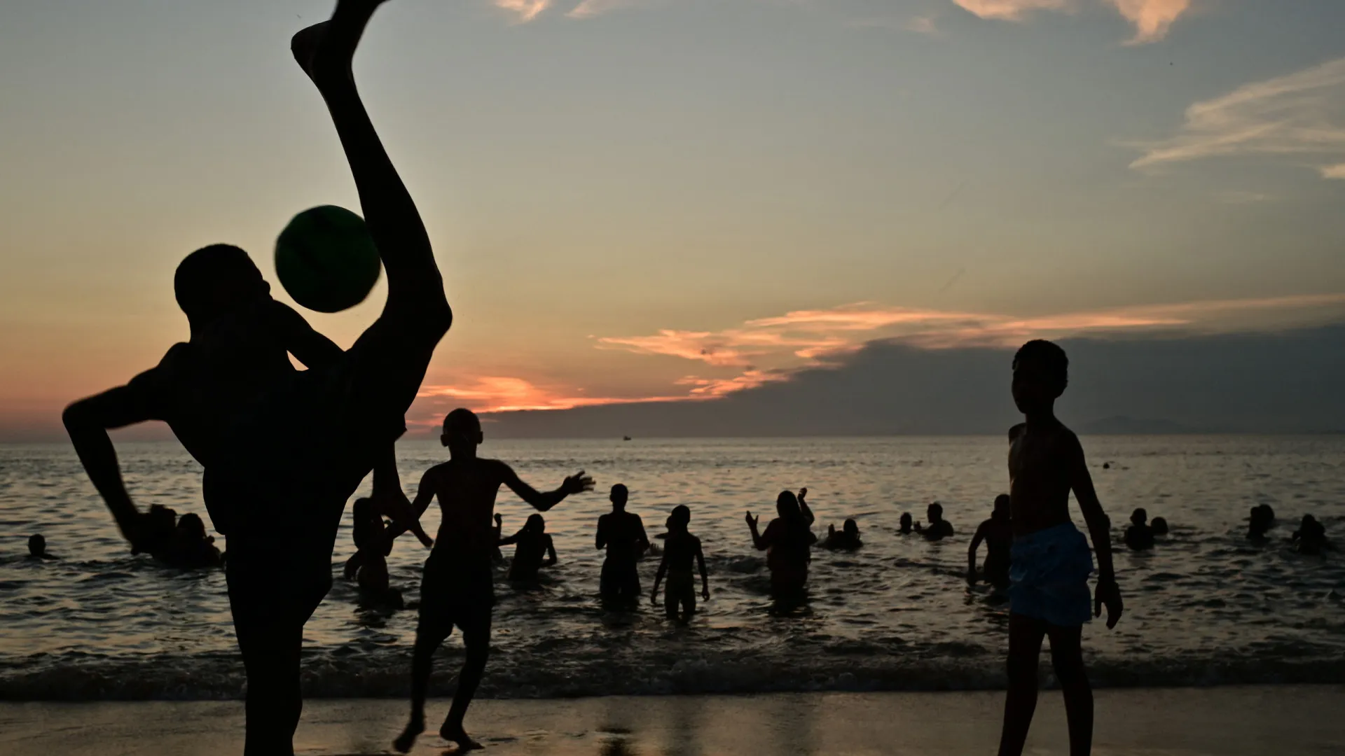 calor-lota-praias-do-rio-desde-a-madrugada,-e-prefeitura-faz-apelo-por-limpeza