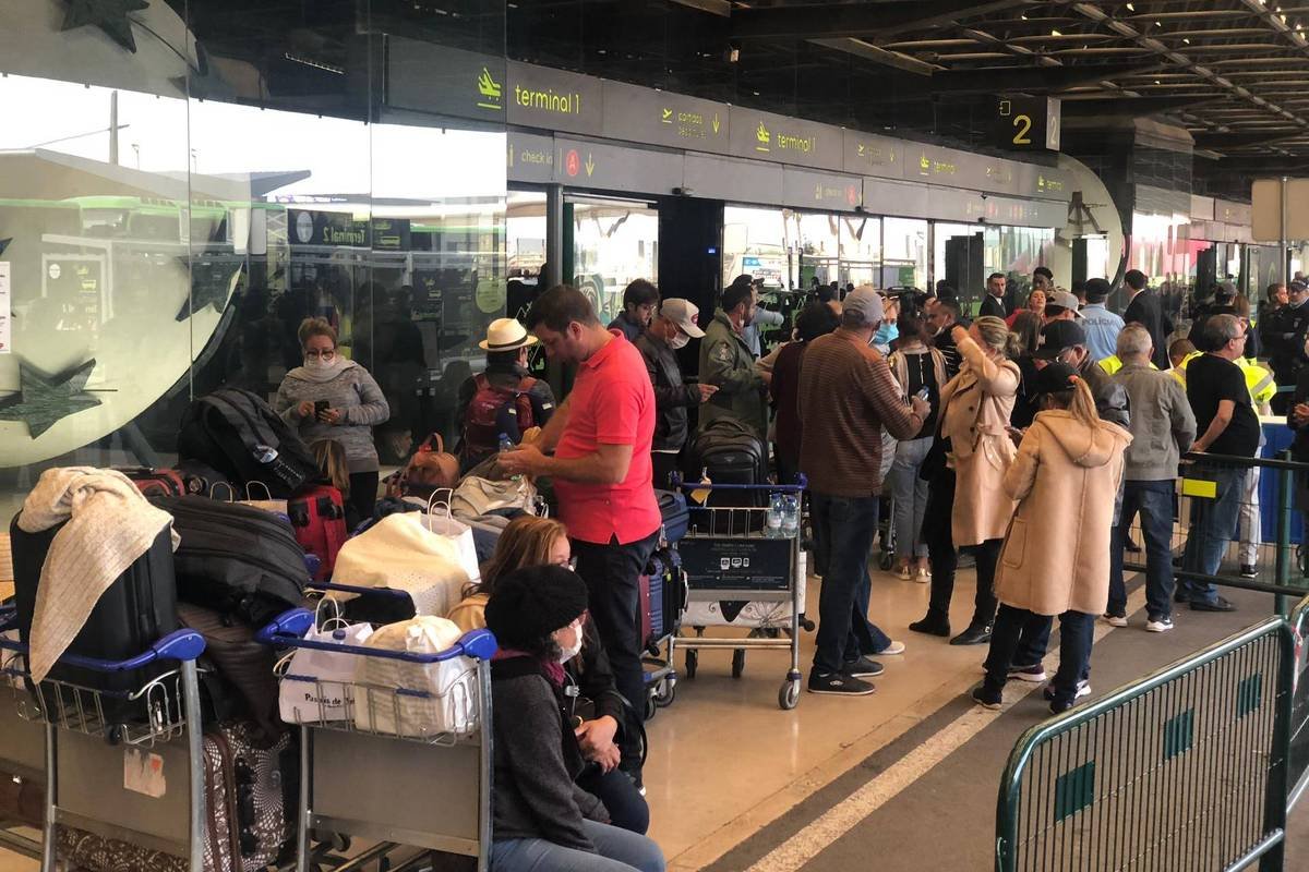 a-fila-desumana-que-espera-voce-no-aeroporto-de-lisboa