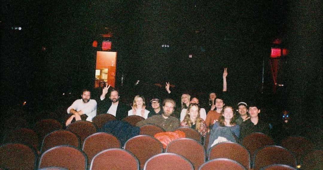 “stranger-things”:-criador-mostra-elenco-assistindo-episodio-final