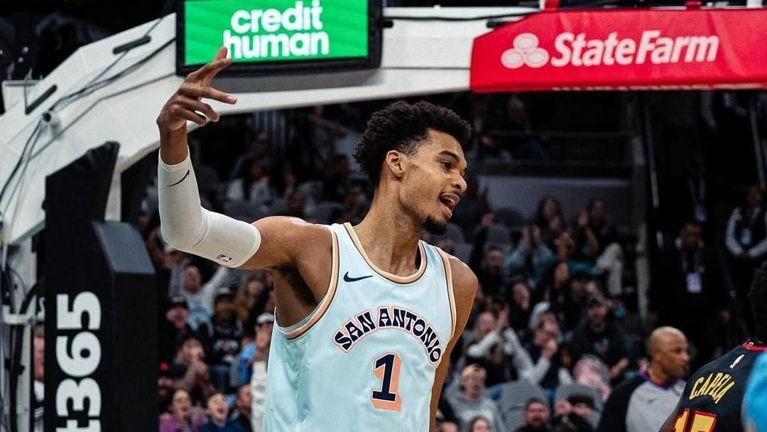 wembanyama-sofre-hiperextensao-no-joelho,-mas-minimiza-lesao-nos-spurs