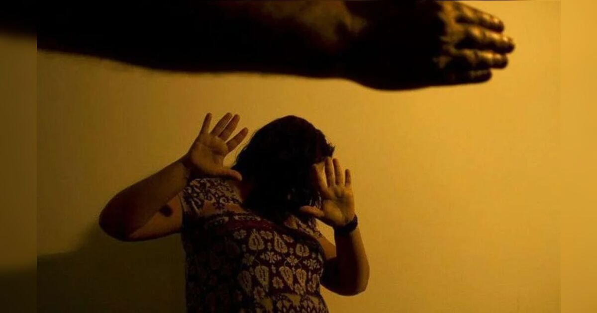 mulher-procura-atendimento-medico-apos-agressao