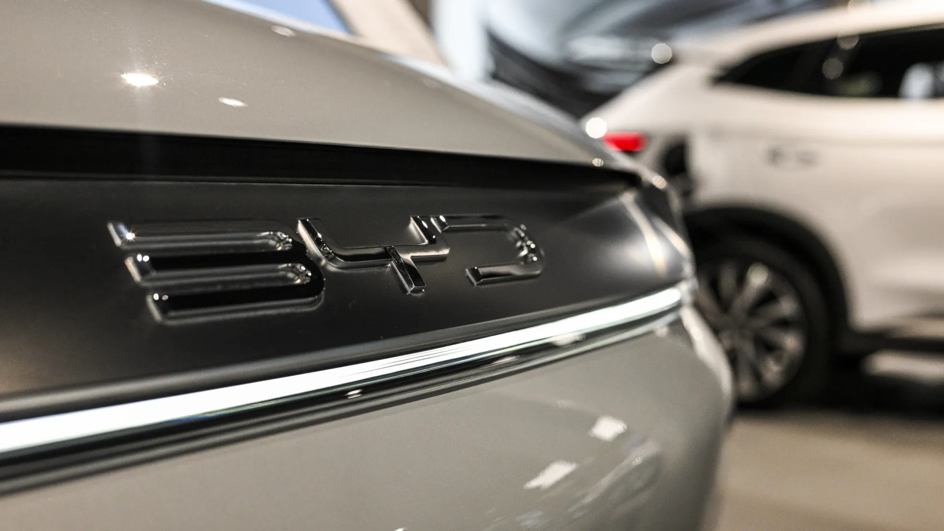 gigante-chinesa-byd-bate-tesla-com-recorde-de-vendas-anuais-de-carros-eletricos-em-2025