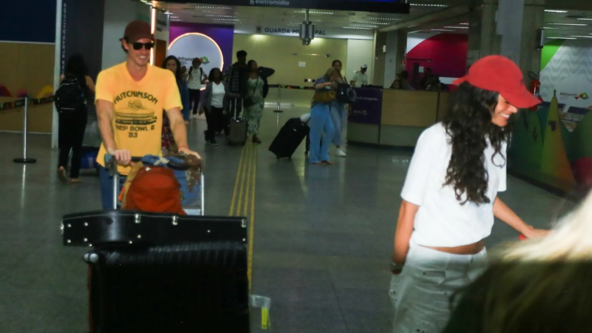 bruna-marquezine-e-shawn-mendes-desembarcam-juntos-no-rio