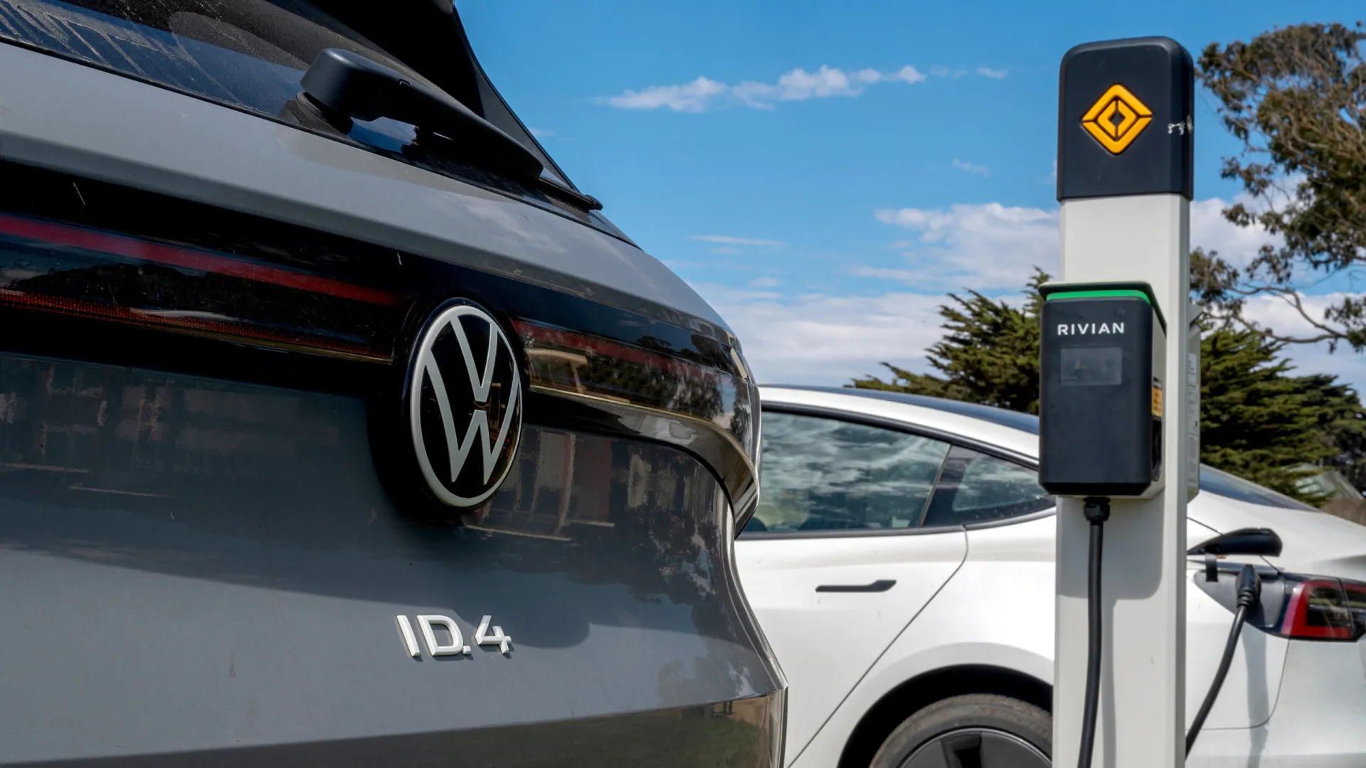 crianca-britanica-morre-atropelada-por-carro-eletrico:-“acelerou-sozinho”