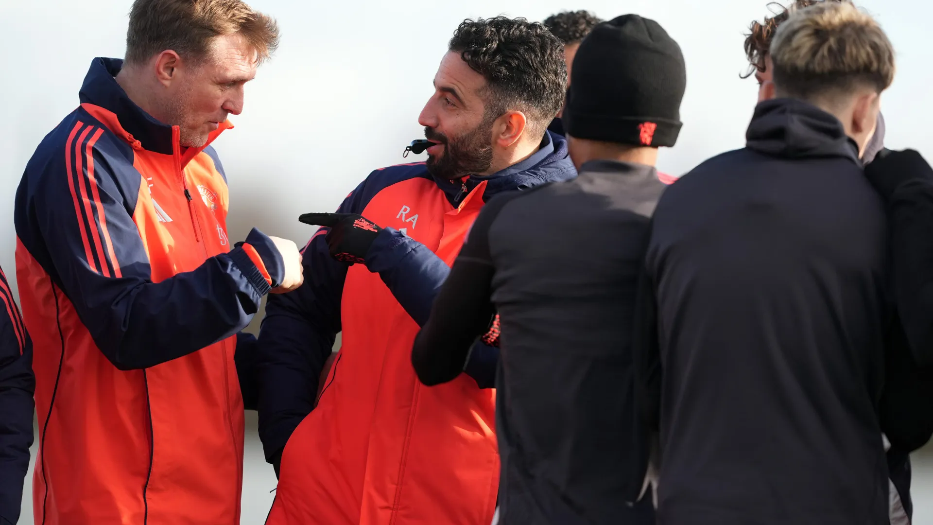 fletcher-assume-manchester-united-sem-falar-com-amorim:-“estou-ocupado”