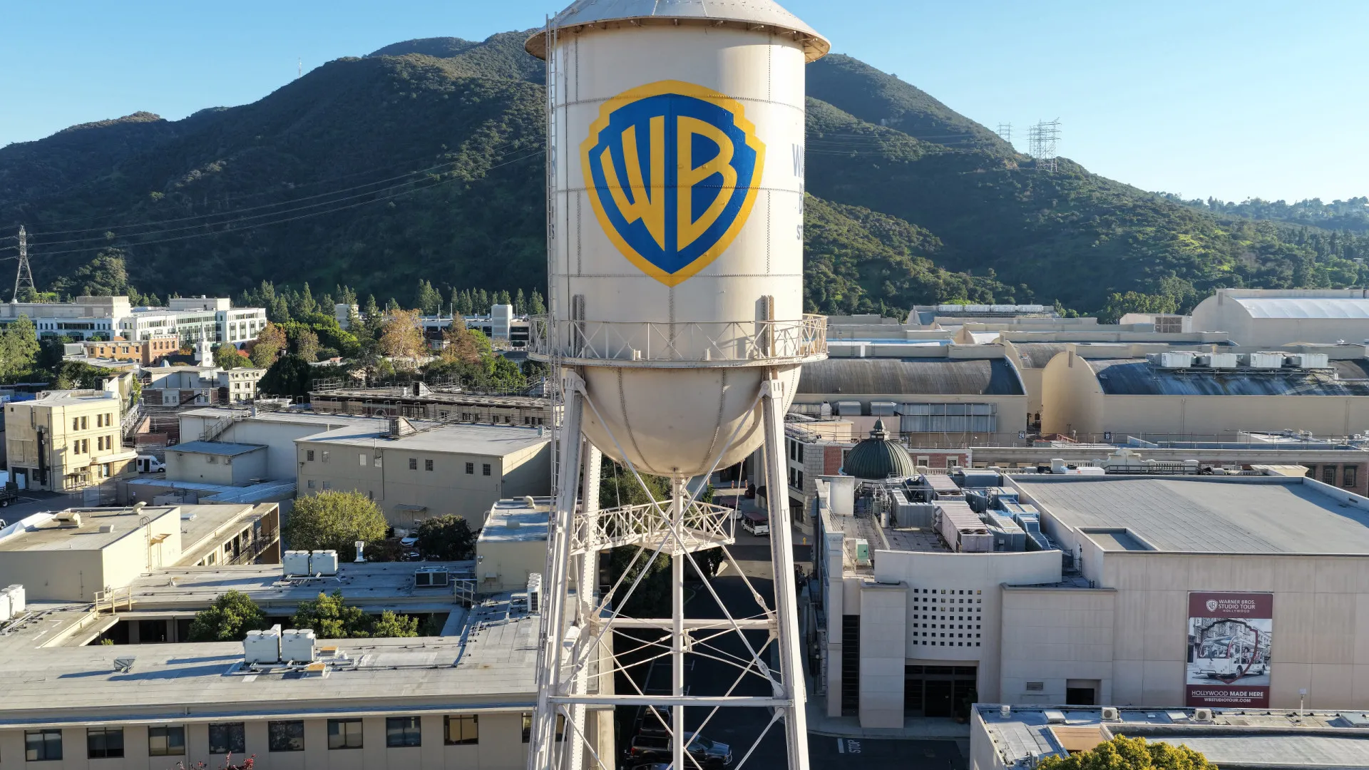 warner-bros.-rejeita-oferta-da-paramount-e-seguira-acordo-com-a-netflix