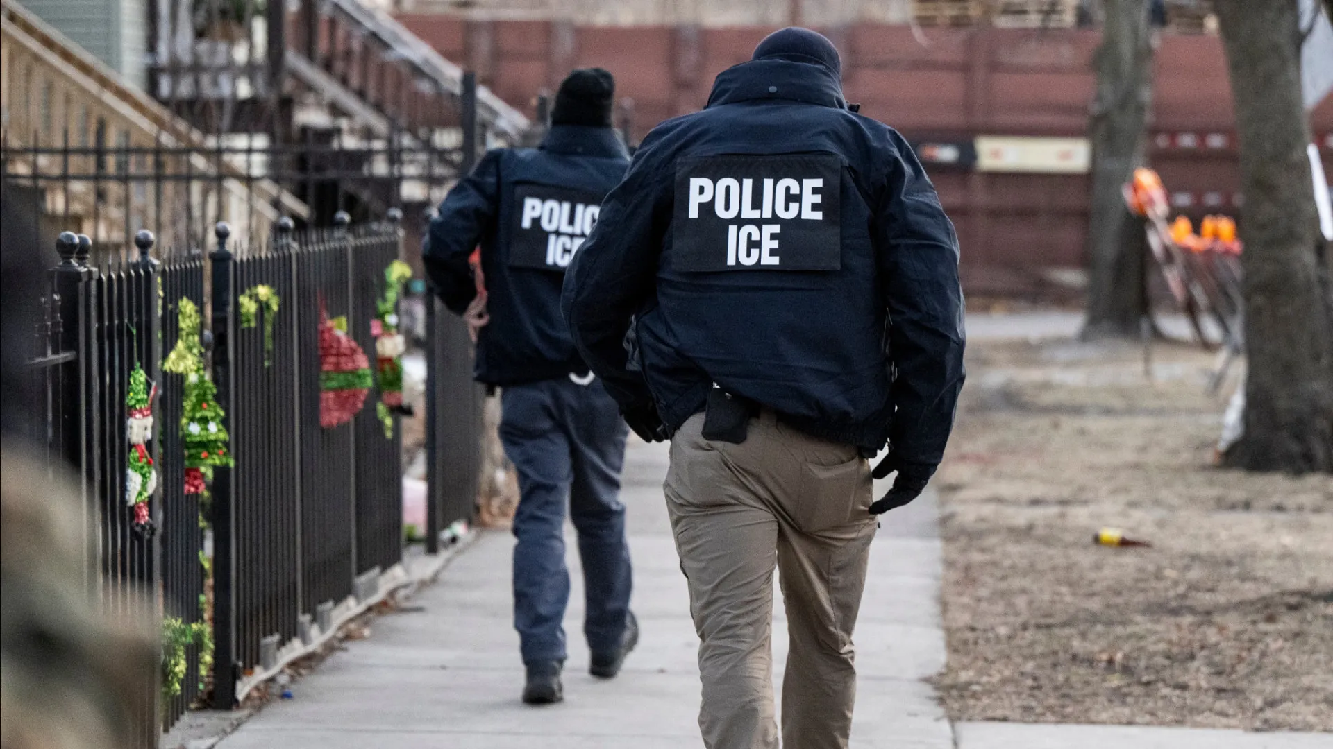mulher-e-morta-por-agente-de-imigracao-durante-operacao-nos-eua