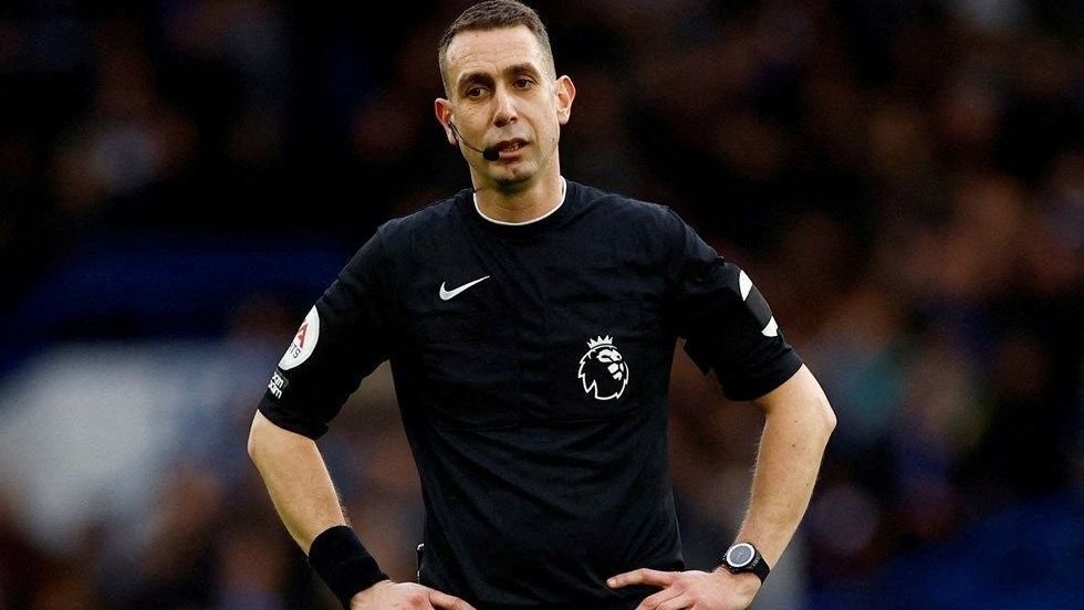 ex-arbitro-da-premier-league-recebe-pena-suspensa-por-imagens-indecentes