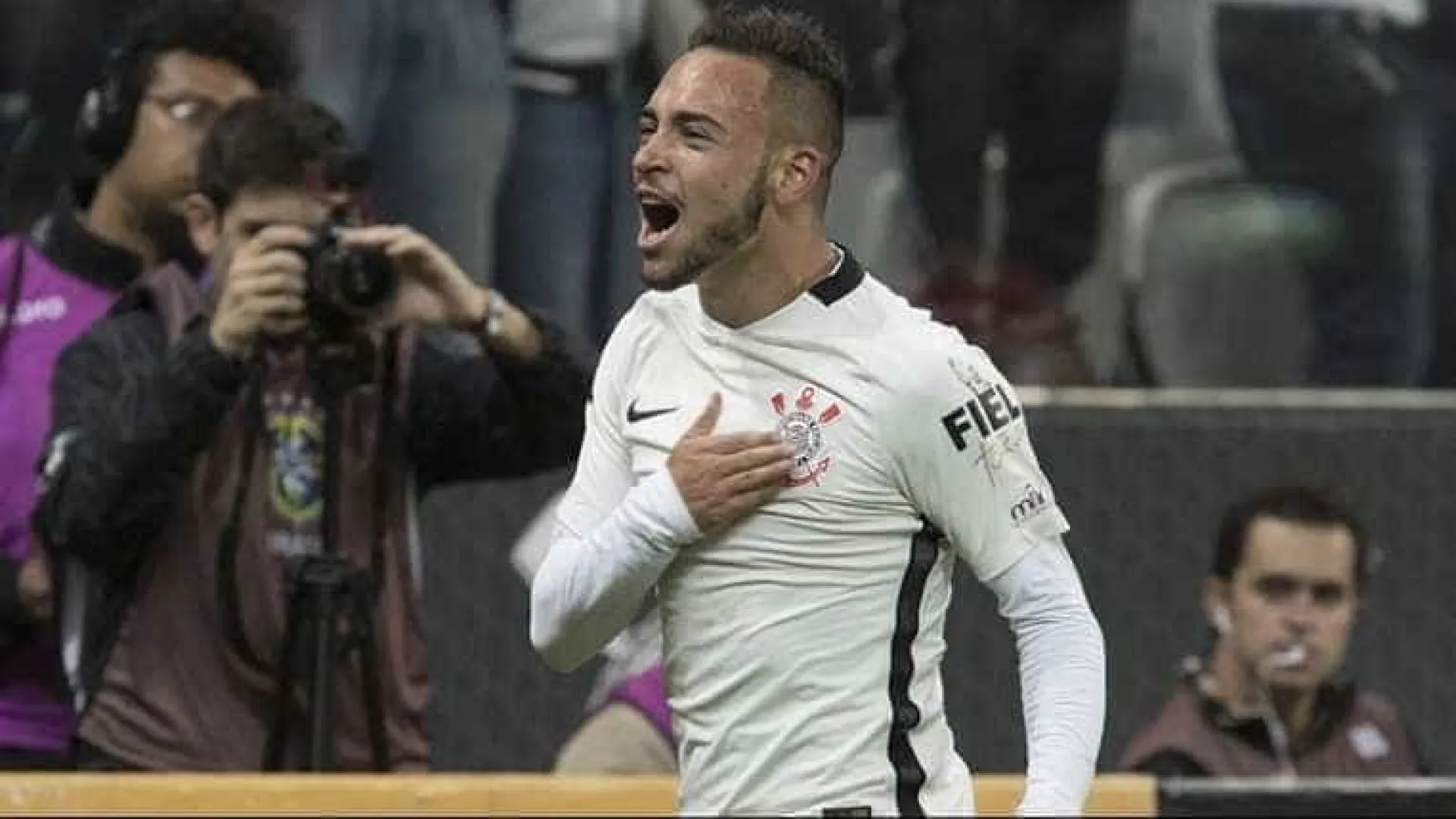 indefinicao-e-salario-fazem-atletico-bater-corinthians-e-acertar-com-maycon