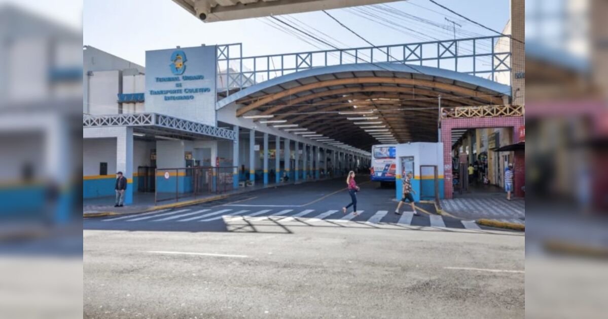 passageira-flagra-homem-fotografando-suas-partes-intimas-em-onibus