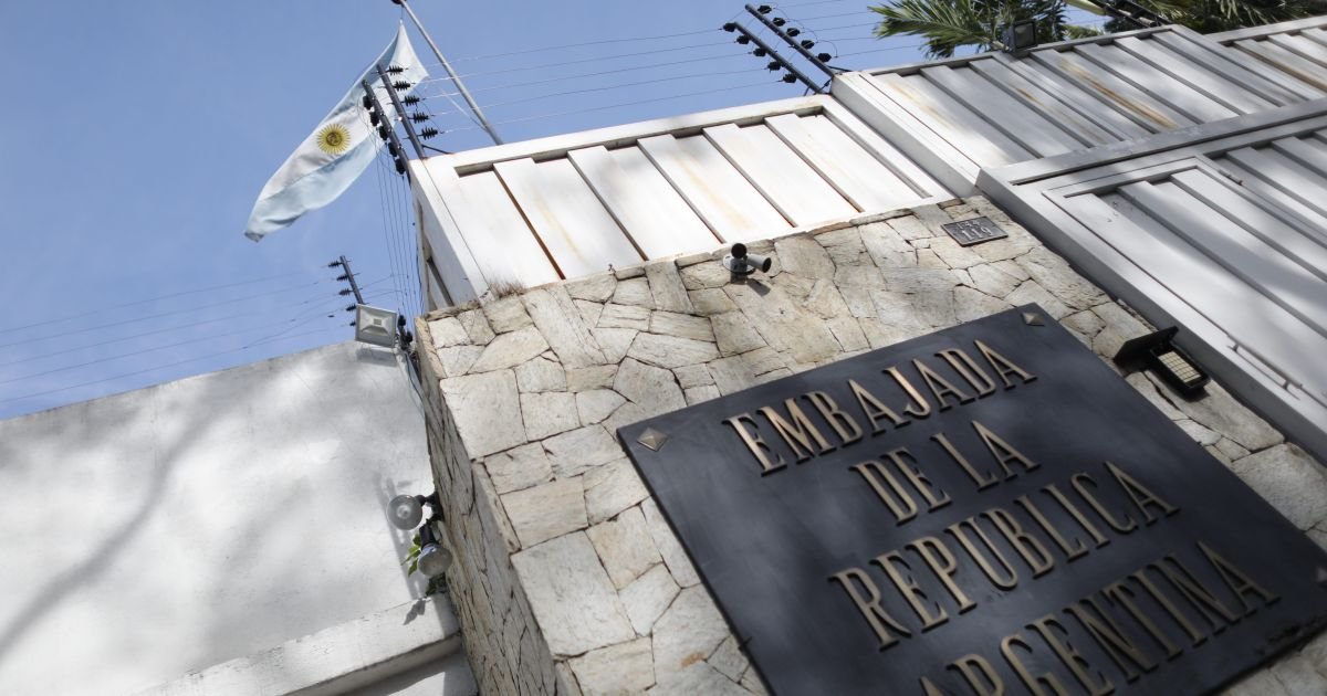 refugiados-venezuelanos-vivem-em-embaixada-argentina-custodiada-pelo-brasil