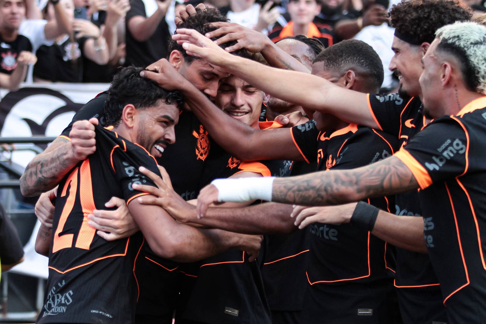 com-gols-de-zagueiros,-corinthians-vence-ponte-preta-por-3-a-0-na-estreia-do-paulista