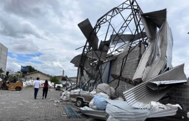 cidade-do-parana-e-atingida-por-ventos-fortes-de-ate-180-km/h