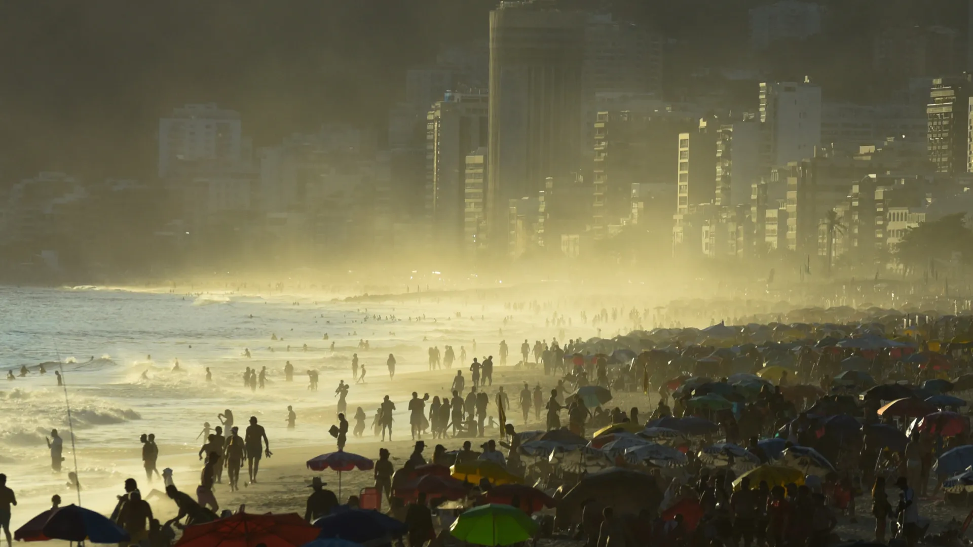 rio-registra-calor-recorde-de-41°c-com-praias-cheias-e-moradores-sem-onibus