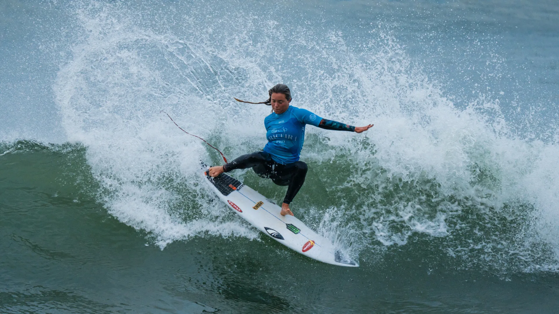 brasileira-e-atingida-por-agua-viva-em-eliminacao-do-mundial-junior-de-surfe