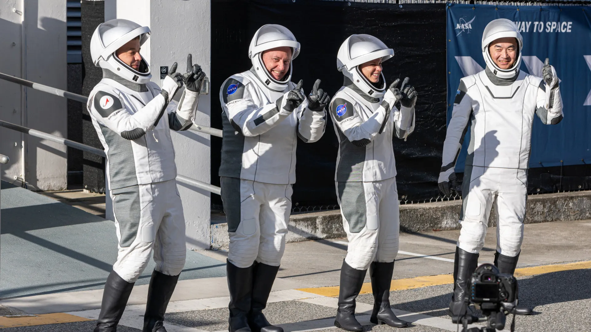 astronautas-iniciam-retorno-a-terra-apos-problema-medico