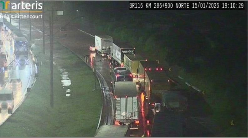 regis-bittencourt-registra-37-km-de-congestionamento-apos-alagamentos