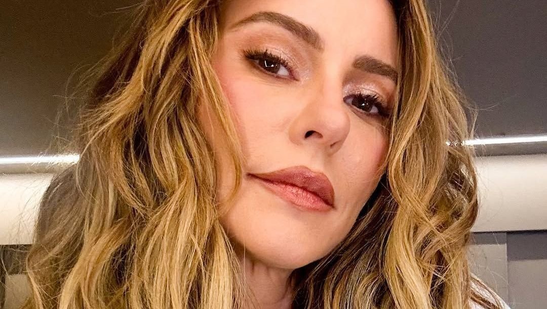 paolla-oliveira-denuncia-invasao-de-privacidade-apos-buque-desconhecido