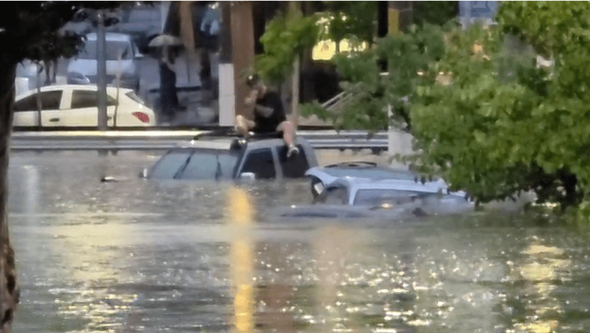 homem-sobe-em-carro-para-escapar-de-alagamento-em-sp;-veja-videos