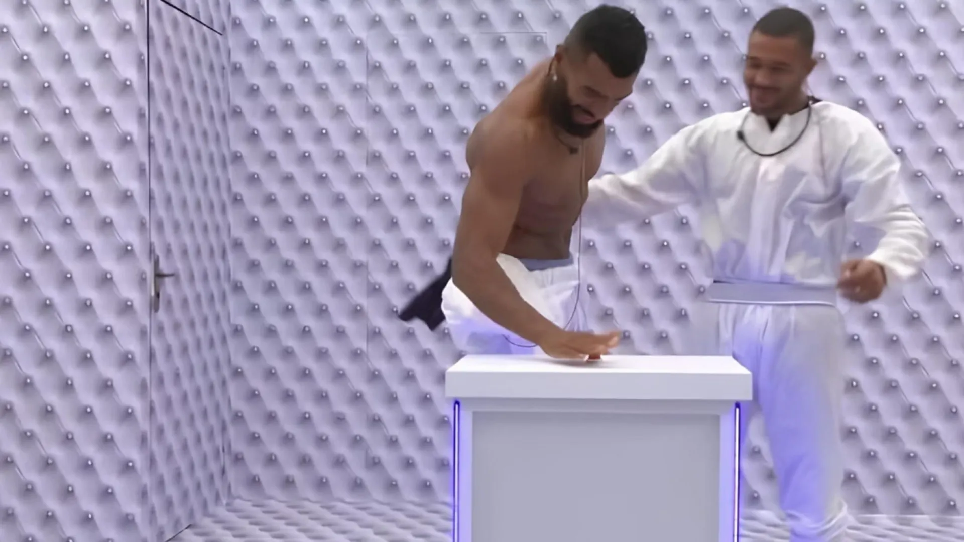 ricardo-aperta-botao-e-desiste-do-quarto-branco-durante-a-madrugada