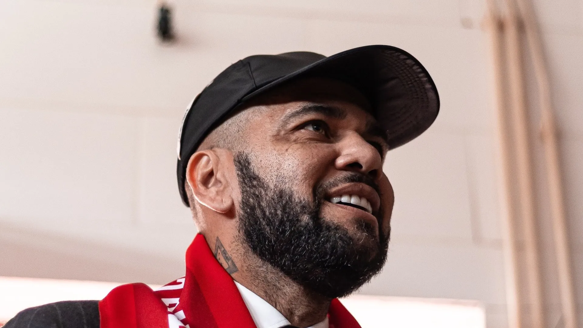 dani-alves-demite-treinador-15-dias-apos-comprar-clube-portugues