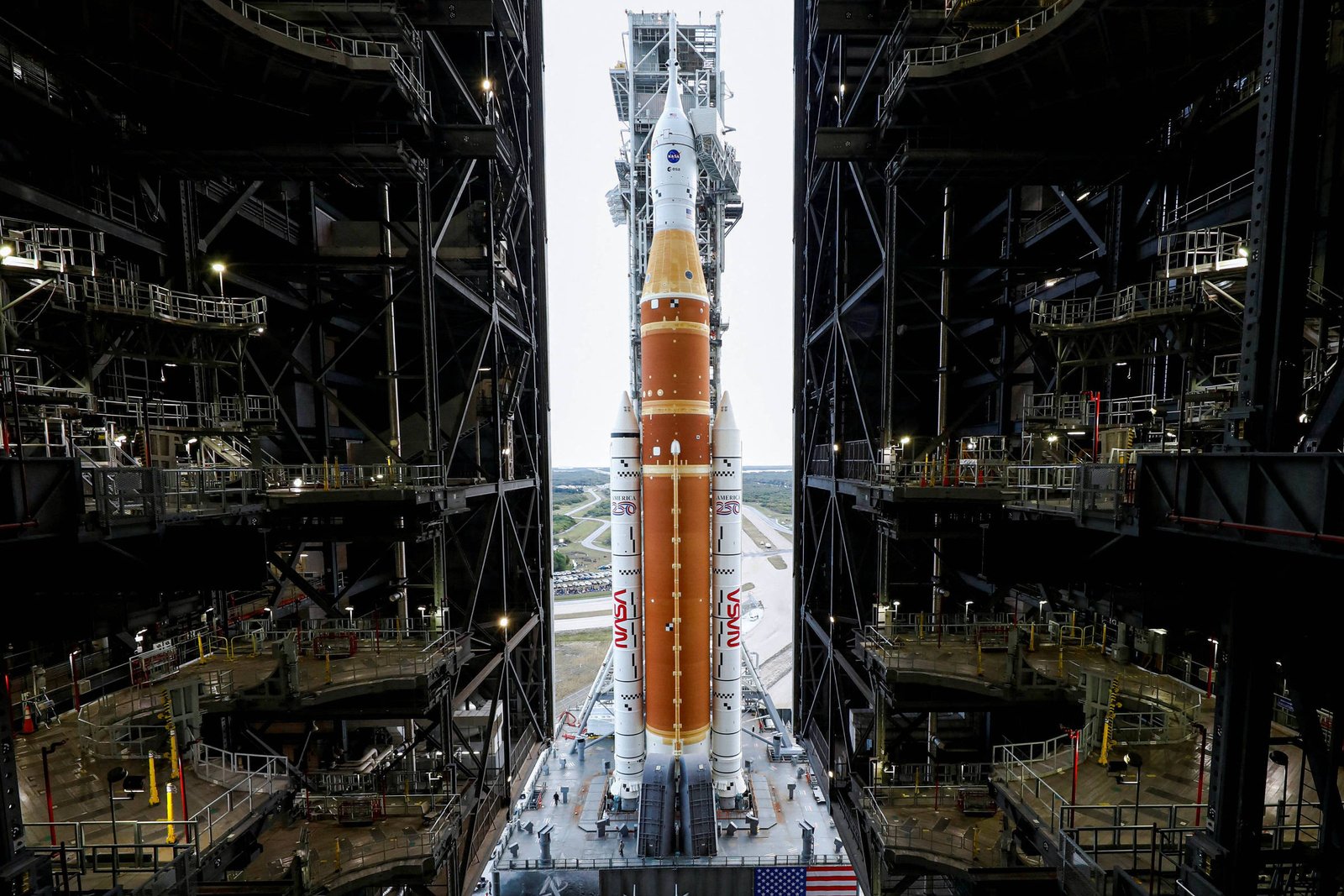 nasa-transporta-foguete-da-missao-lunar-artemis-2-para-plataforma-de-lancamento