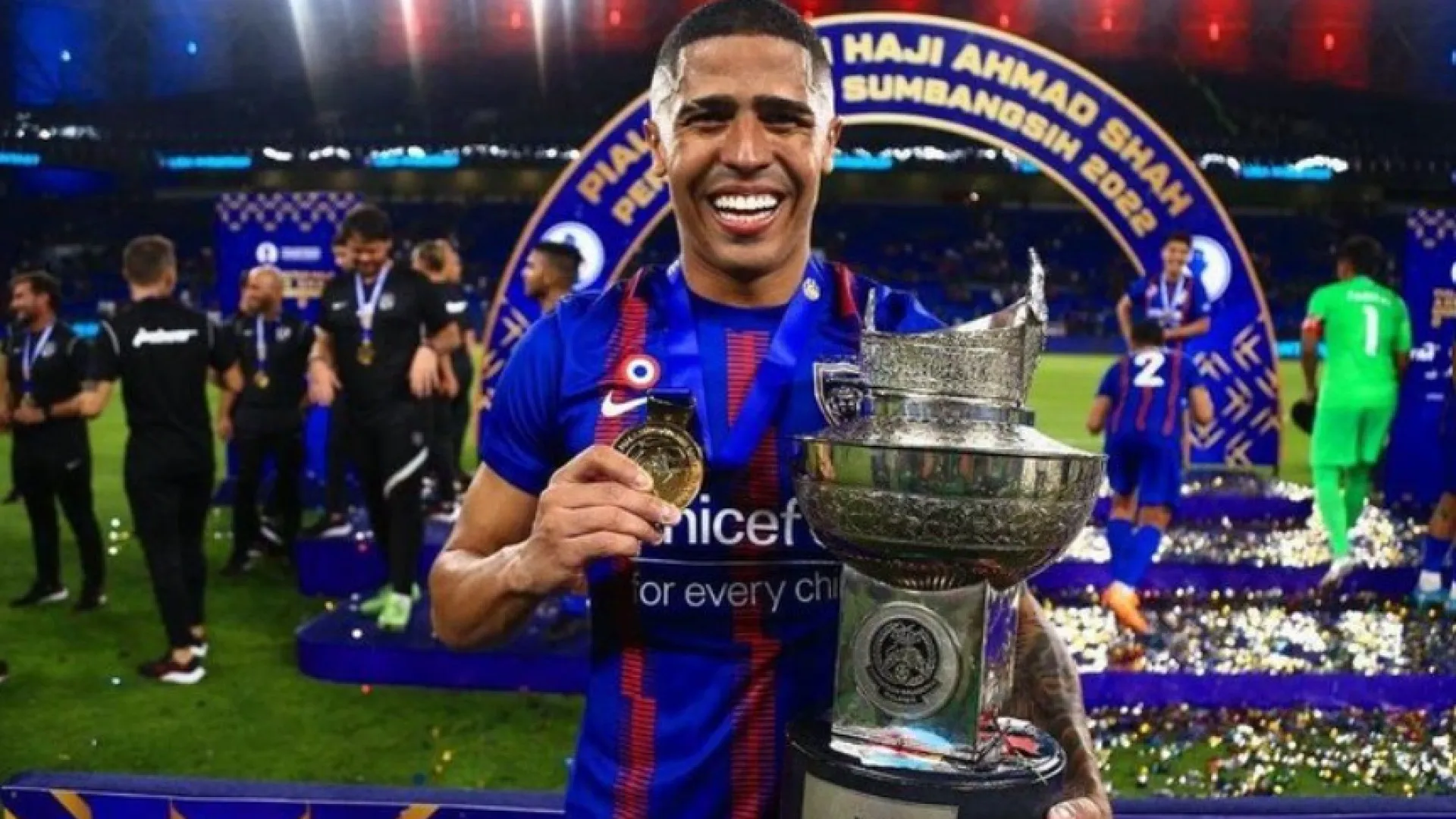 ex-gremio-foi-comprado-a-preco-de-relogio-por-principe-e-e-‘rei’-na-asia