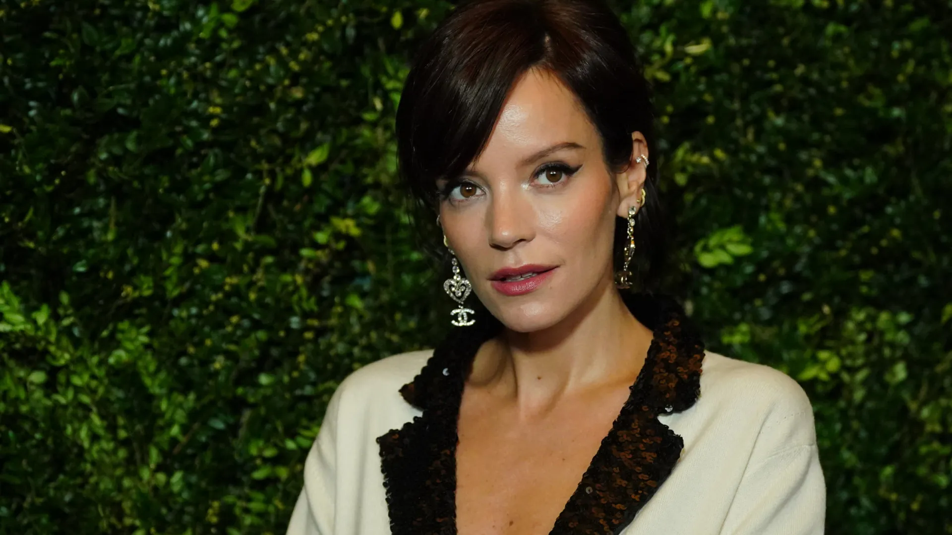 lily-allen-relata-susto-apos-colisao-com-caminhao