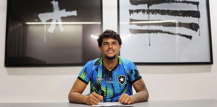 bruno-samudio-assina-primeiro-contrato-profissional-com-o-botafogo