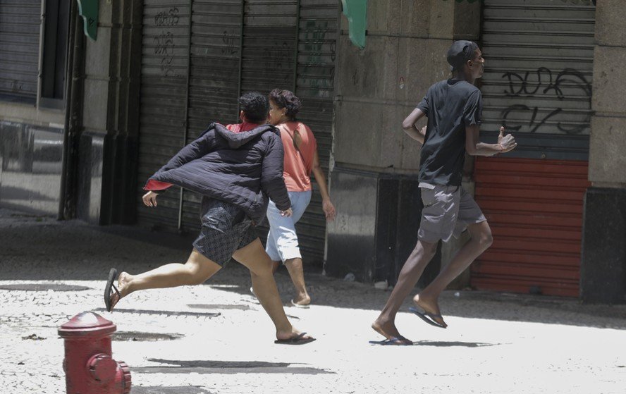 cinelandia-sitiada:-onda-de-arrastoes-impoe-toque-de-recolher-informal-e-esvazia-o-coracao-do-rio