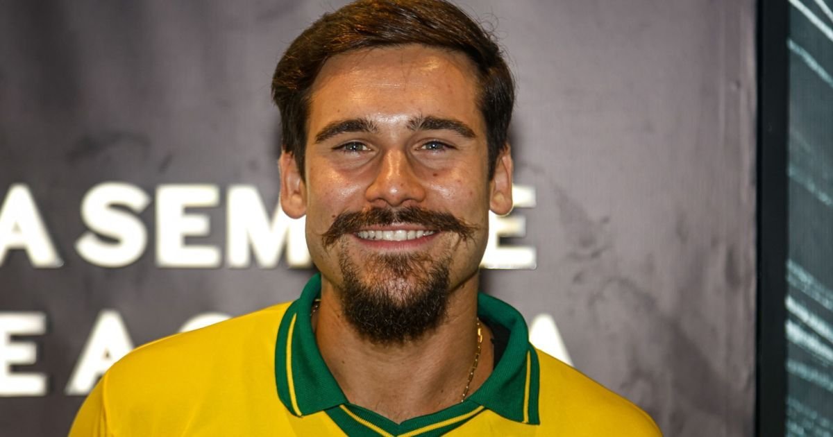 nicolas-prattes-revela-maratona-para-assistir-desfile-de-sabrina-sato