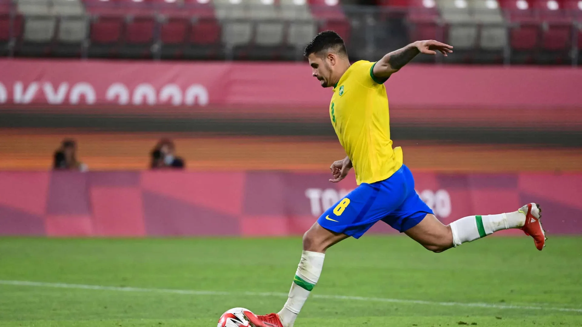 bruno-guimaraes-sofre-grave-lesao-e-abre-chance-de-ancelotti-testar-novos-volantes-na-selecao