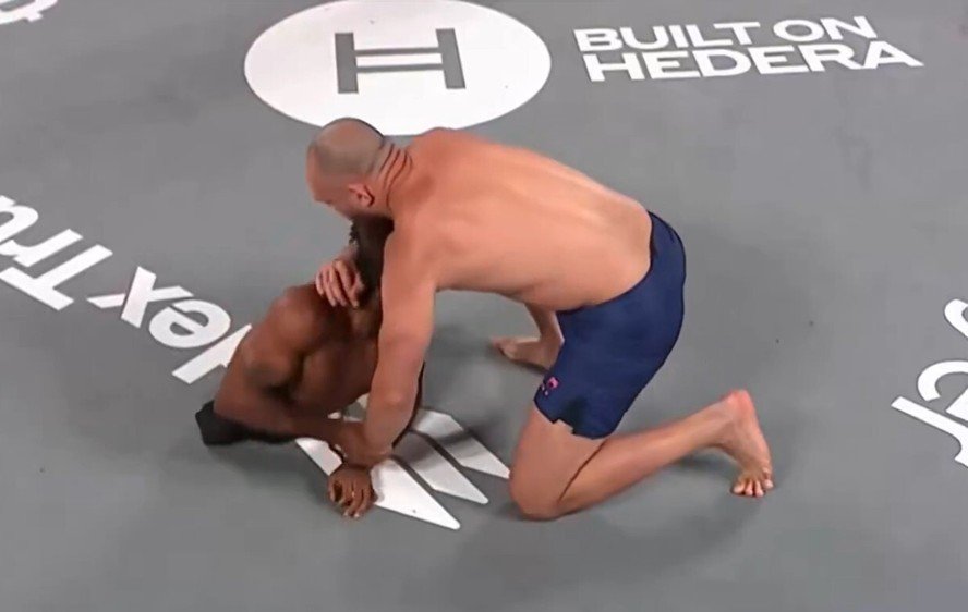 peso-pesado-brasileiro-finaliza-lutador-sem-pernas-em-evento-de-mma-nos-eua