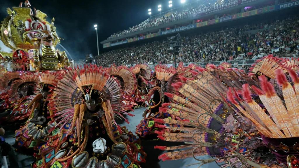 rosas-de-ouro-e-dragoes-da-real-encantam-em-noite-marcada-por-atraso-nos-desfiles-em-sp
