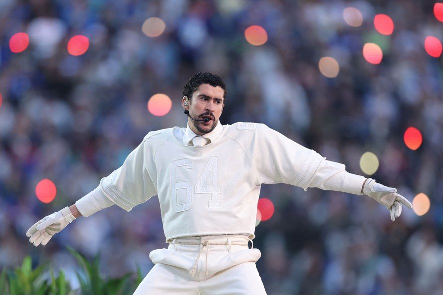 pesquisa-aponta-que-o-show-e-a-fala-de-bad-bunny-no-super-bowl-reacendeu-o-orgulho-latino-entre-brasileiros