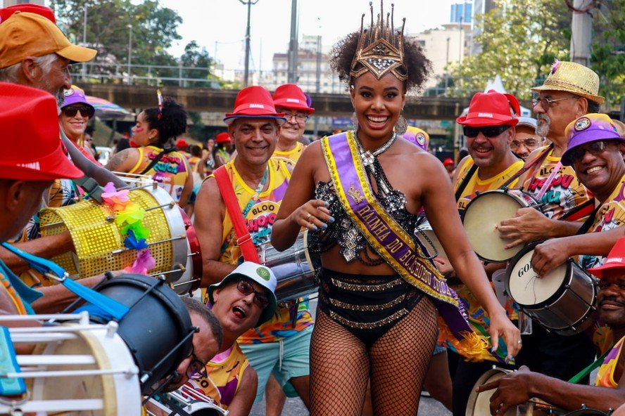blocos-tradicionais-voltam-a-avenida-chile-e-celebram-o-carnaval-popular-no-rio
