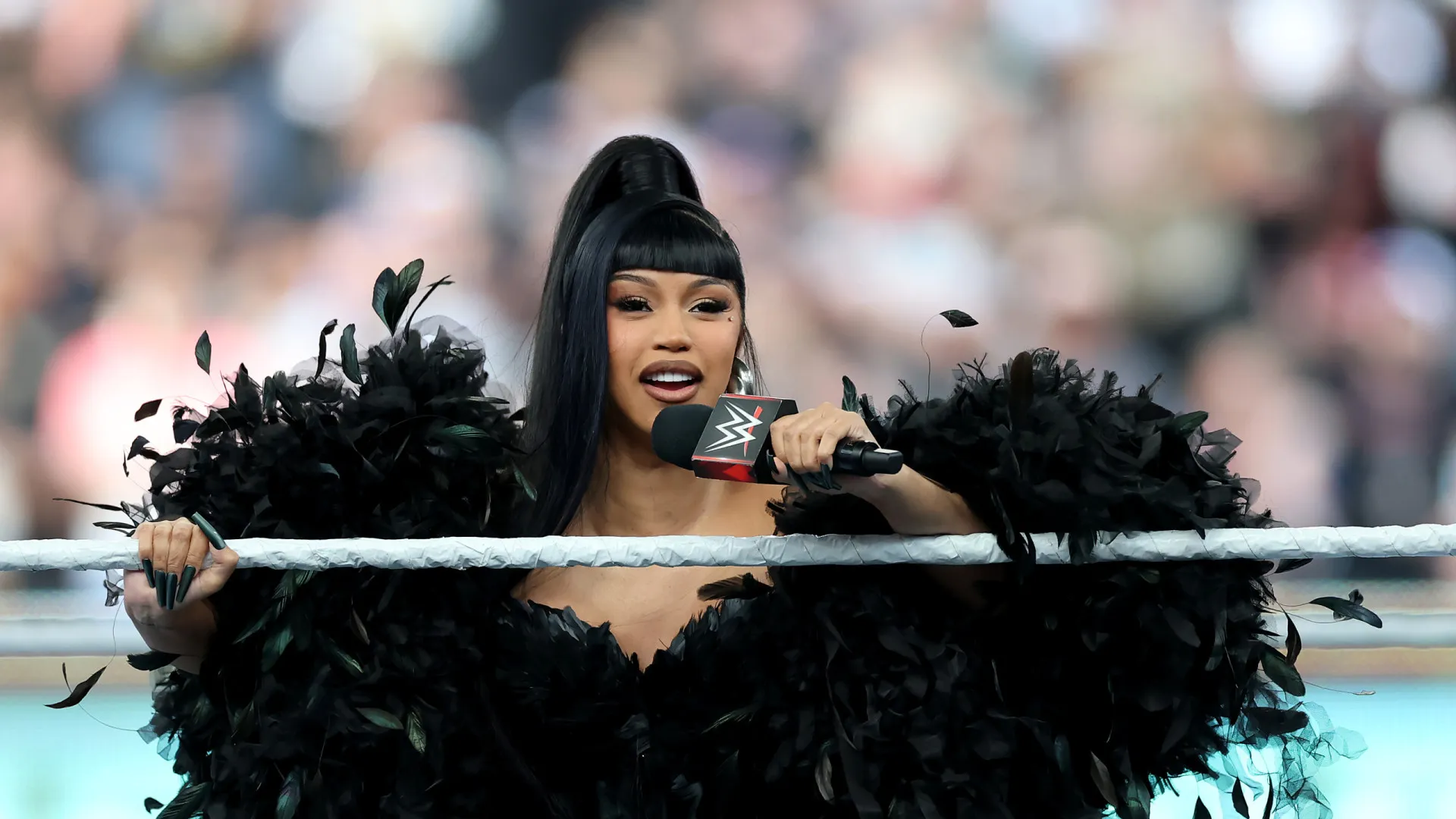 cardi-b-cai-durante-show-em-las-vegas;-video