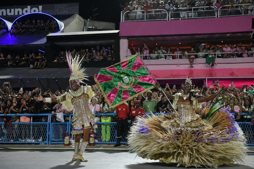 mangueira-revela-samba-enredo-para-2026:-uma-homenagem-a-mestre-sacaca,-o-guardiao-da-amazonia-negra