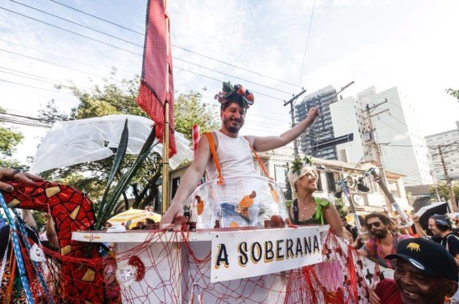 com-criticas-a-trump-e-defesa-da-soberania,-bloco-arrasta-10-mil-folioes-em-pinheiros-no-carnaval-de-sao-paulo