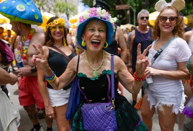 aos-68-anos,-foliona-vira-simbolo-de-resistencia-no-carnaval-do-centro-de-sp:-‘tenho-energia-ate-o-fim-do-bloco’