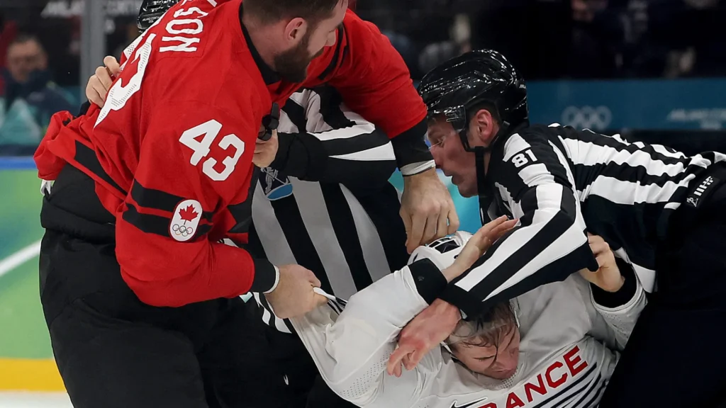 jogadores-brigam-feio-durante-partida-de-hoquei-no-gelo;-video