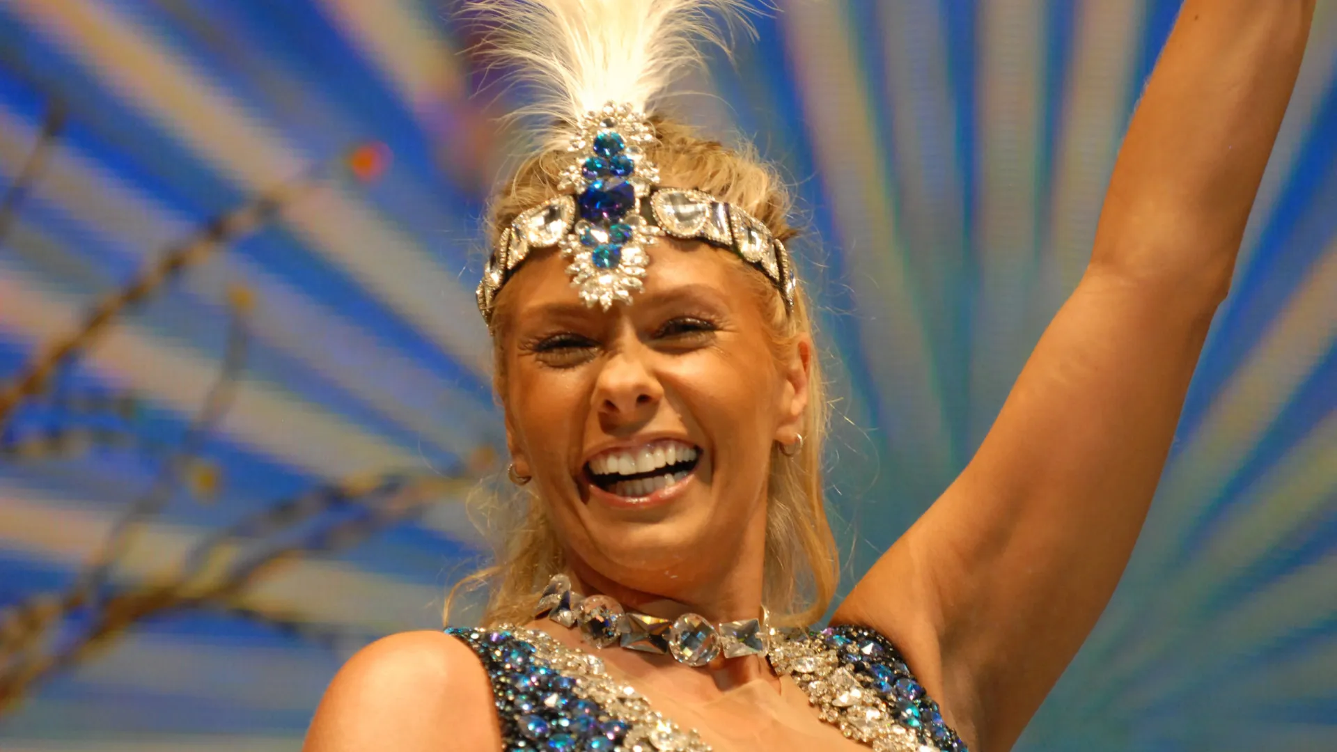 adriane-galisteu-faz-ensaio-de-carnaval-no-metro-do-rio-de-janeiro