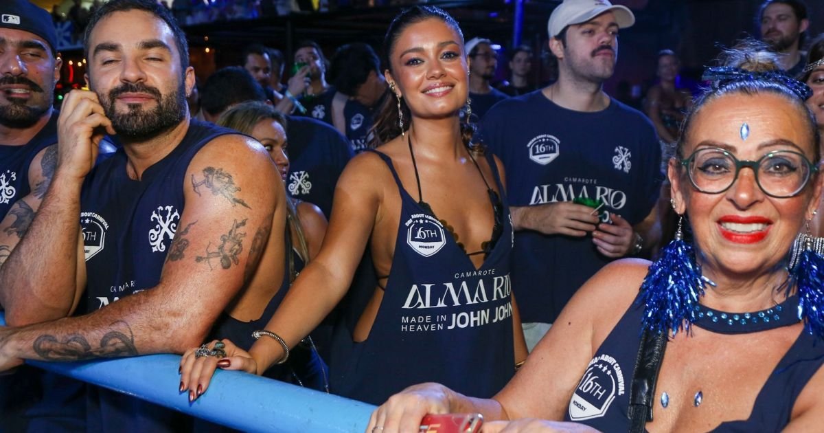 carnaval-no-rio:-famosos-curtem-2a-noite-de-desfiles-na-sapucai
