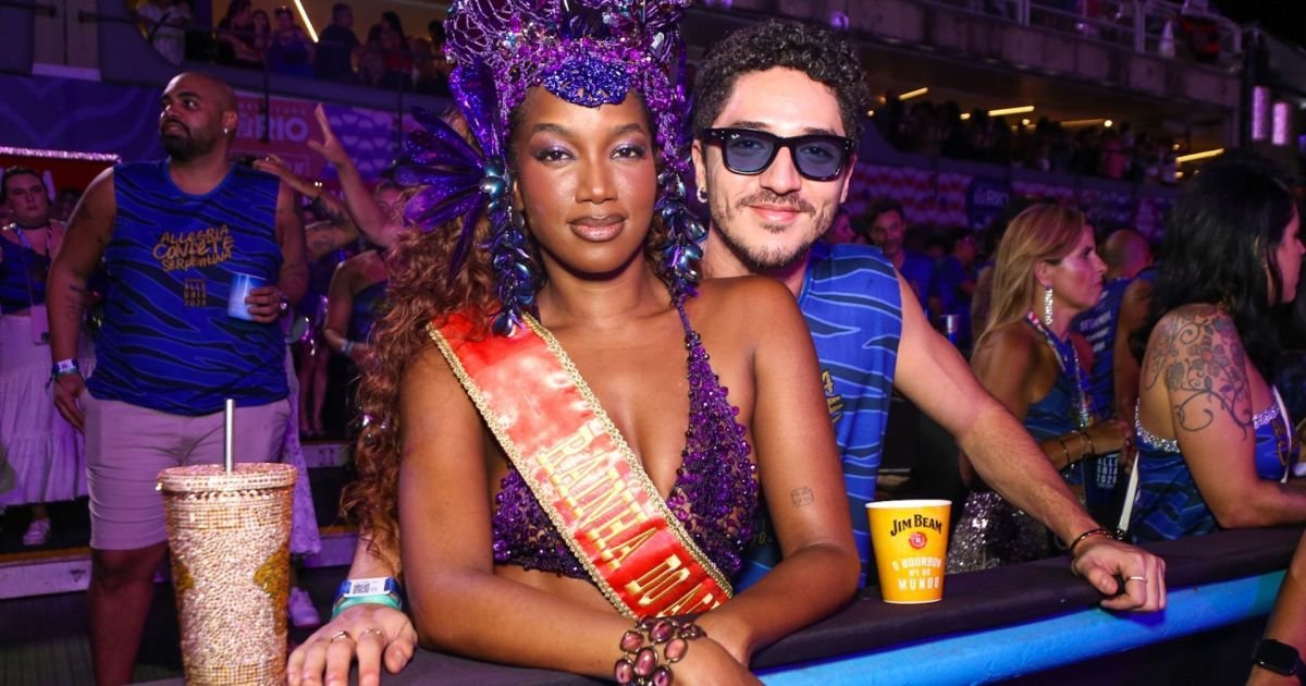 iza-assume-namoro-com-joao-vitor-silva-e-celebra-com-beijao;-veja