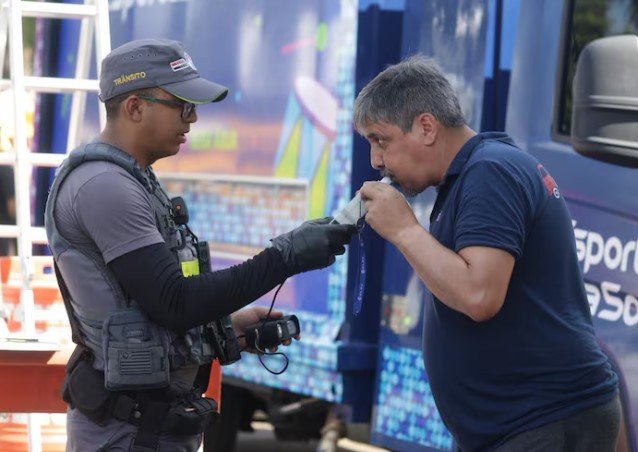pm-realiza-teste-do-bafometro-em-motoristas-de-trios-do-bloco-de-gustavo-mioto-no-ibirapuera,-na-zona-sul-de-sp